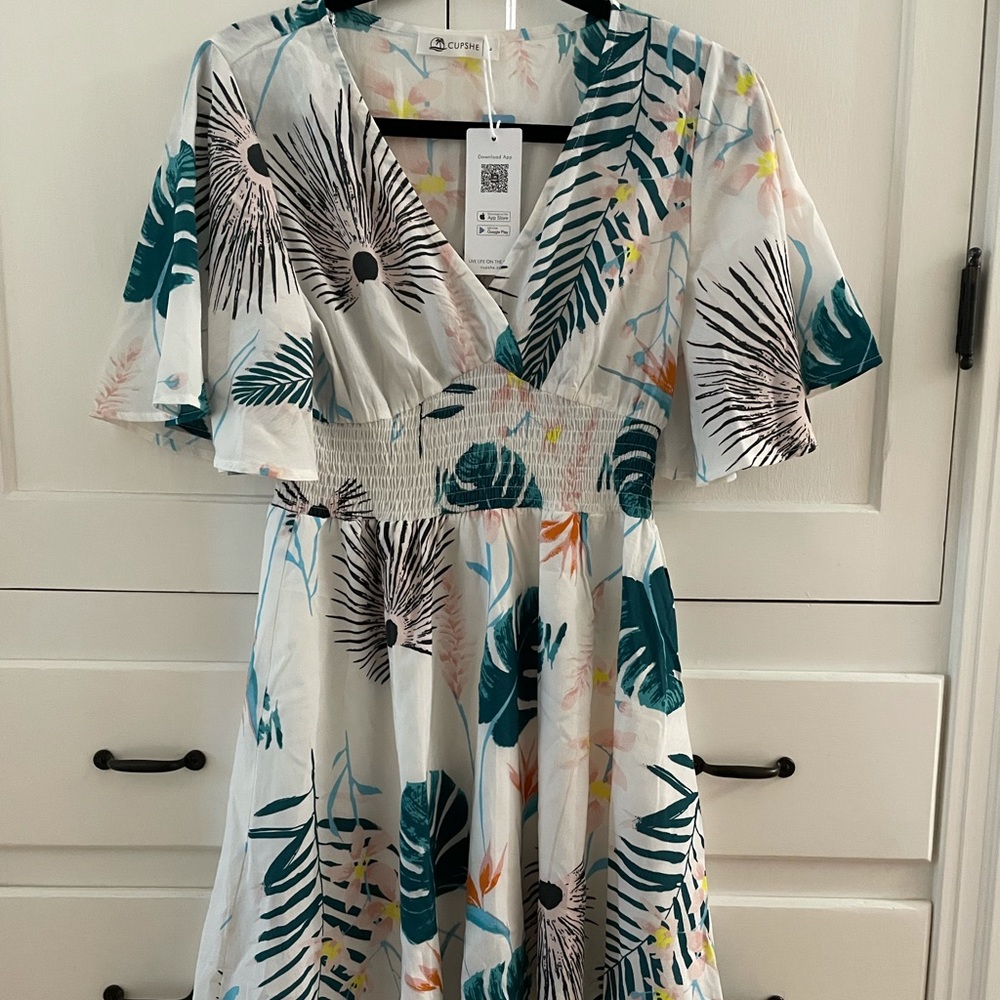 Brand New w tags. Tropical print dress. Brand: CupShe.